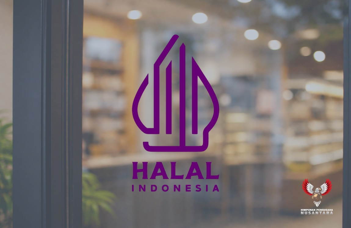 Stiker sertifikat halal resmi BPJPH terpasang di pintu masuk sebuah restoran, menggambarkan kewajiban sertifikasi halal bagi produk UMKM Indonesia sebelum Oktober 2026.