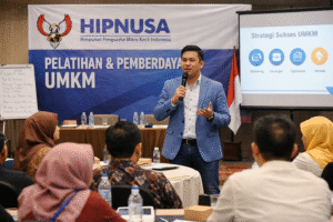 Pelatihan UMKM HIPNUSA dengan Ketua Umum Aditya memberikan materi strategi bisnis di depan peserta seminar