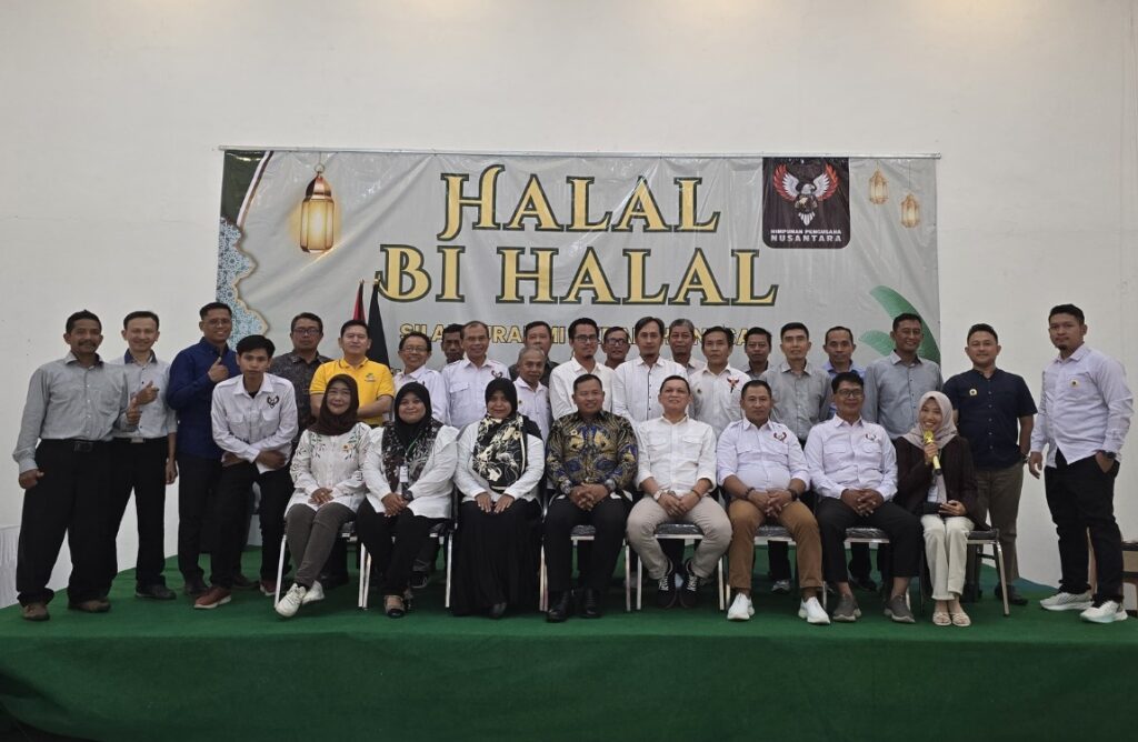 Kegiatan Halal Bihalal HIPNUSA dengan para pengusaha Nusantara yang saling berjabat tangan dan berdiskusi dalam suasana kebersamaan.