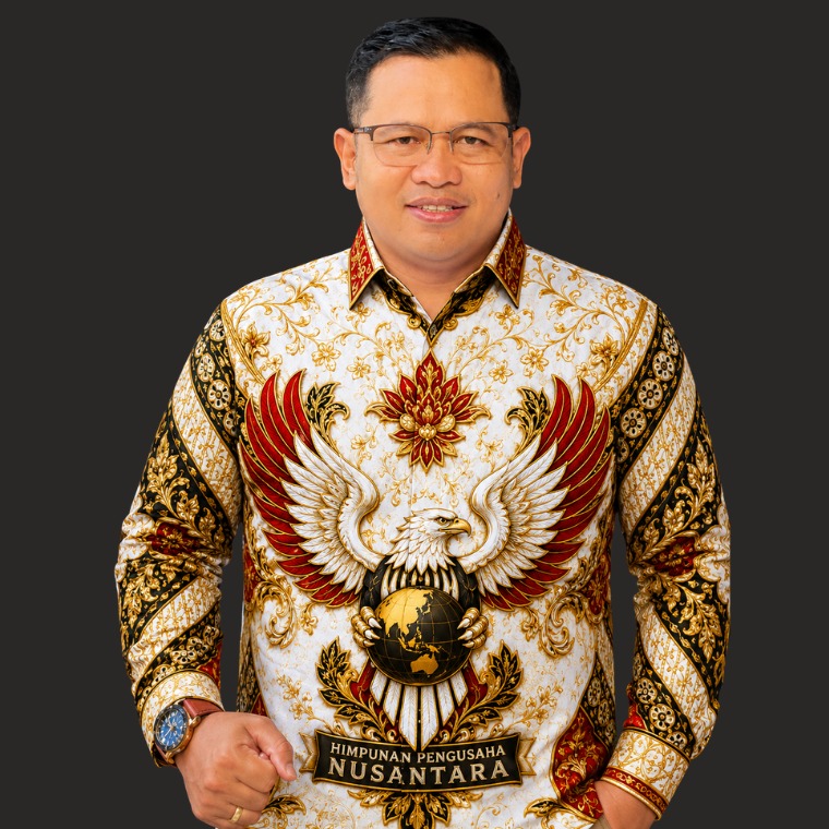 **TITLE** Asosiasi dan Komunitas: Dua Kekuatan Sosial yang Sering Disamakan, Padahal Berbeda Arah dan Peran --- **ALT TEXT** Ketua Umum HIPNUSA sedang menyampaikan pandangan tentang peran asosiasi dan komunitas dalam membangun kolaborasi, kepemimpinan modern, dan masa depan organisasi yang relevan bagi masyarakat. --- **CAPTION** Komunitas menggerakkan energi perubahan. Asosiasi menjaga arah dan keberlanjutan. Keduanya bukan untuk dipertentangkan, melainkan disinergikan demi membangun ekosistem organisasi yang lebih sehat, inklusif, dan berdampak bagi masyarakat. Di era yang penuh perubahan, organisasi tidak cukup hanya besar secara nama. Organisasi harus relevan, adaptif, dan mampu menghadirkan solusi nyata. Karena masa depan tidak dibangun oleh individu yang berjalan sendiri, tetapi oleh kolaborasi yang saling menguatkan. #HIPNUSA #Kepemimpinan #Organisasi #Asosiasi #Komunitas #Leadership #Kolaborasi #TransformasiOrganisasi #PersonalBranding #IndonesiaMaju --- **DESCRIPTION** Artikel opini Ketua Umum HIPNUSA mengenai perbedaan mendasar antara asosiasi dan komunitas sebagai dua kekuatan sosial yang memiliki arah, fungsi, dan peran berbeda dalam pembangunan ekosistem organisasi modern. Tulisan ini membahas pentingnya kolaborasi, kepemimpinan adaptif, integritas organisasi, serta relevansi asosiasi dan komunitas dalam menghadapi tantangan zaman. Dengan pendekatan yang reflektif dan visioner, artikel ini mengajak seluruh elemen organisasi untuk membangun budaya kolaboratif yang tidak hanya berorientasi pada eksistensi, tetapi juga kebermanfaatan bagi masyarakat luas.