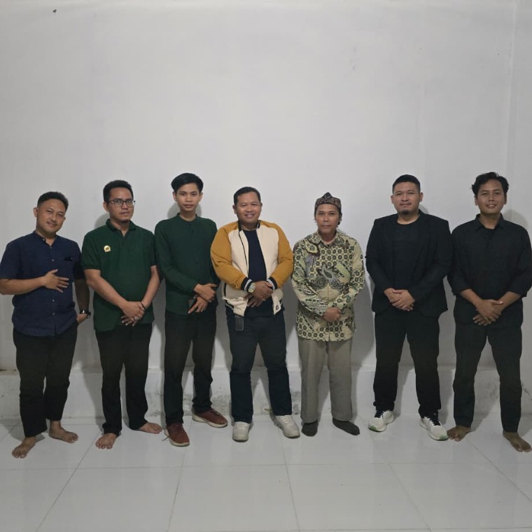 Diskusi Hingga Larut Malam Demi Masa Depan yang Pengurus Harian HIPNUSA bersama Pengurus DPW Jawa Barat melakukan diskusi dan rapat koordinasi hingga malam hari di Kantor Adhirajasa, Gabus Wetan, Indramayu, Jawa Barat, pada 23 Juni 2026 untuk membahas program dan masa depan organisasi.