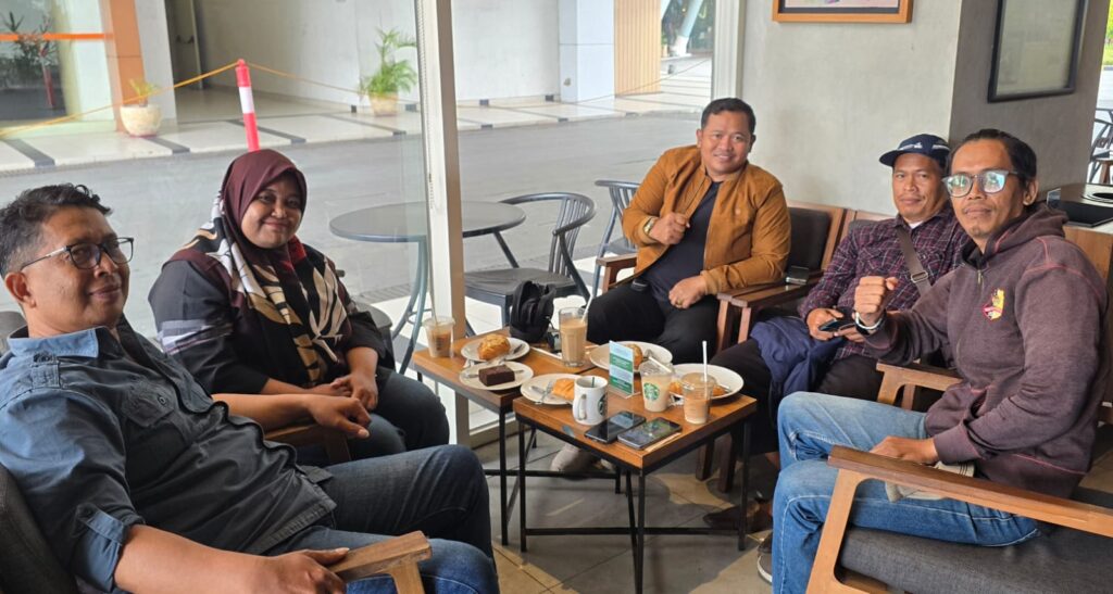 Ketua Umum HIPNUSA Aditya berdiskusi bersama Jurnalis Polri Nuriman dan Ketua Umum FPWI Rukmana di Starbucks Summarecon Mall Bekasi membahas peran jurnalis dalam mendukung UMKM.