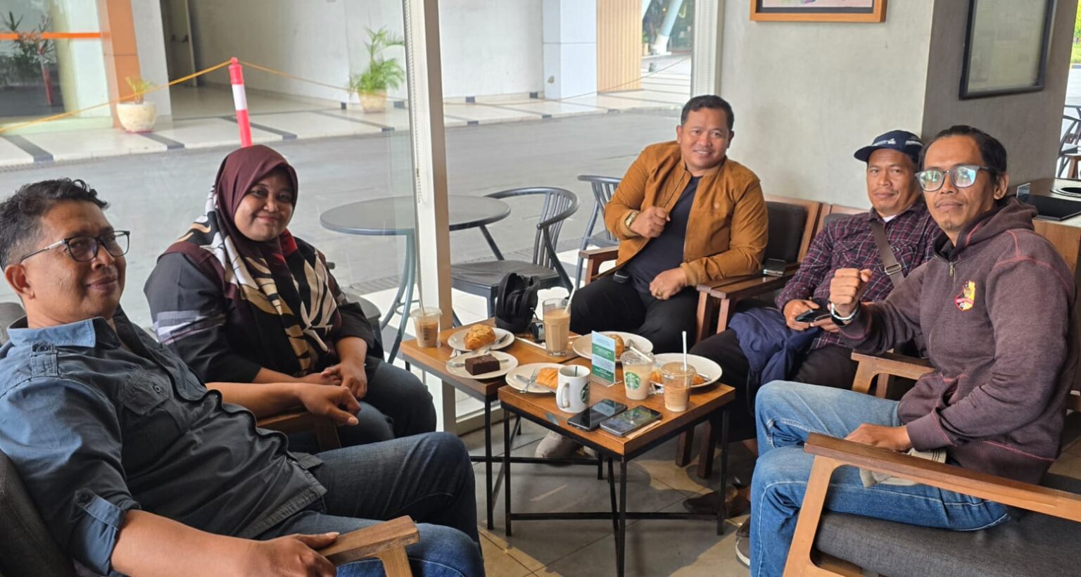 Ketua Umum HIPNUSA Aditya berdiskusi bersama Jurnalis Polri Nuriman dan Ketua Umum FPWI Rukmana di Starbucks Summarecon Mall Bekasi membahas peran jurnalis dalam mendukung UMKM.