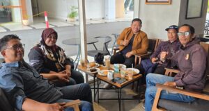 Ketua Umum HIPNUSA Aditya berdiskusi bersama Jurnalis Polri Nuriman dan Ketua Umum FPWI Rukmana di Starbucks Summarecon Mall Bekasi membahas peran jurnalis dalam mendukung UMKM.