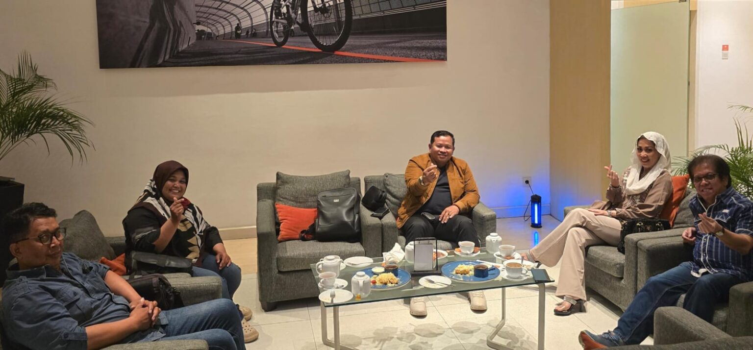 Ketua Umum HIPNUSA Aditya bersama Ketua Umum ASPERI Lia didampingi jajaran pengurus menggelar pertemuan strategis di Lobi Hotel Harris Summarecon Bekasi, 25 Juni 2026, membahas sinergi UMKM dengan developer properti.
