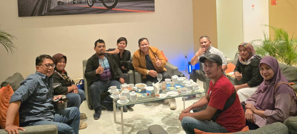 Ketua Umum HIPNUSA Aditya memimpin diskusi bersama Ketua DPW DKI Teguh, Dewan Penasehat, Kabid Bisnis, serta para praktisi kuliner hingga pukul 23.30 WIB membahas penguatan ekosistem usaha dan investasi bersama bagi anggota HIPNUSA.