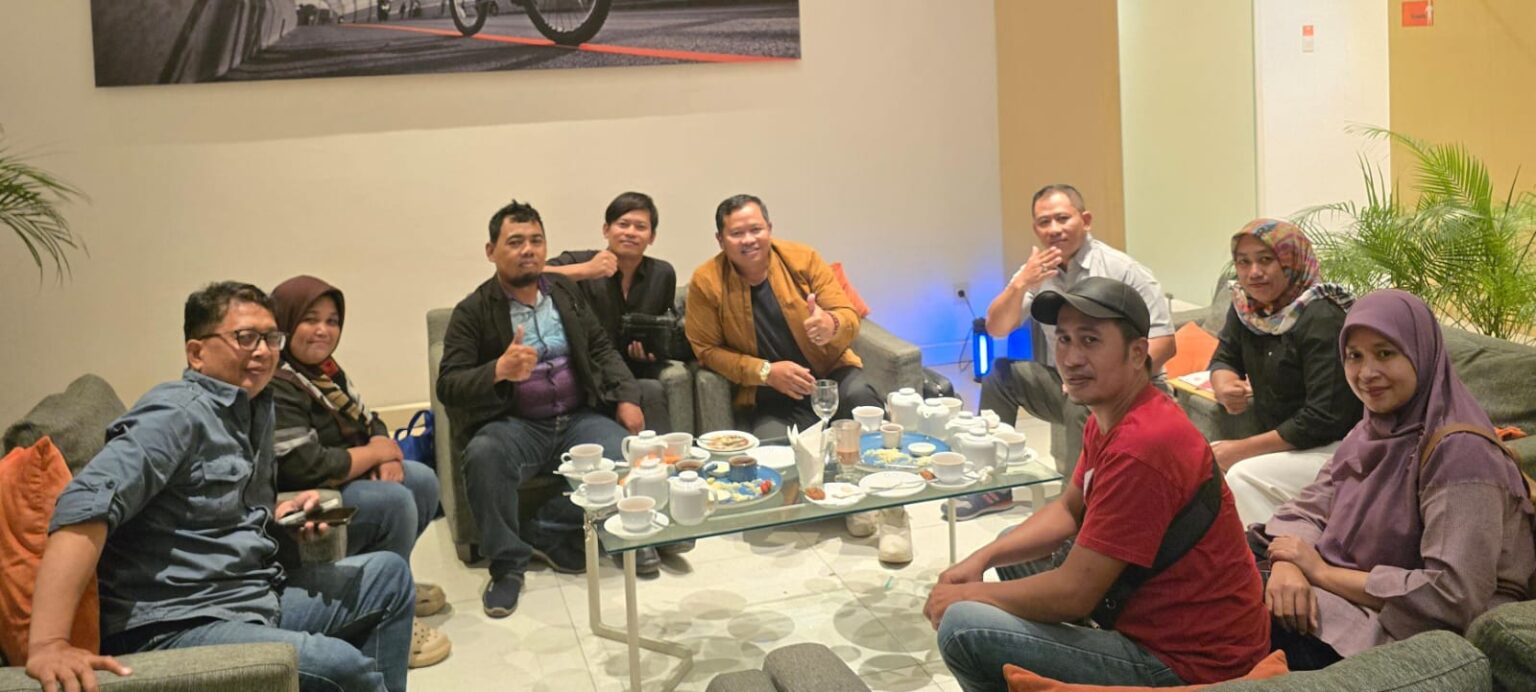 Ketua Umum HIPNUSA Aditya memimpin diskusi bersama Ketua DPW DKI Teguh, Dewan Penasehat, Kabid Bisnis, serta para praktisi kuliner hingga pukul 23.30 WIB membahas penguatan ekosistem usaha dan investasi bersama bagi anggota HIPNUSA.