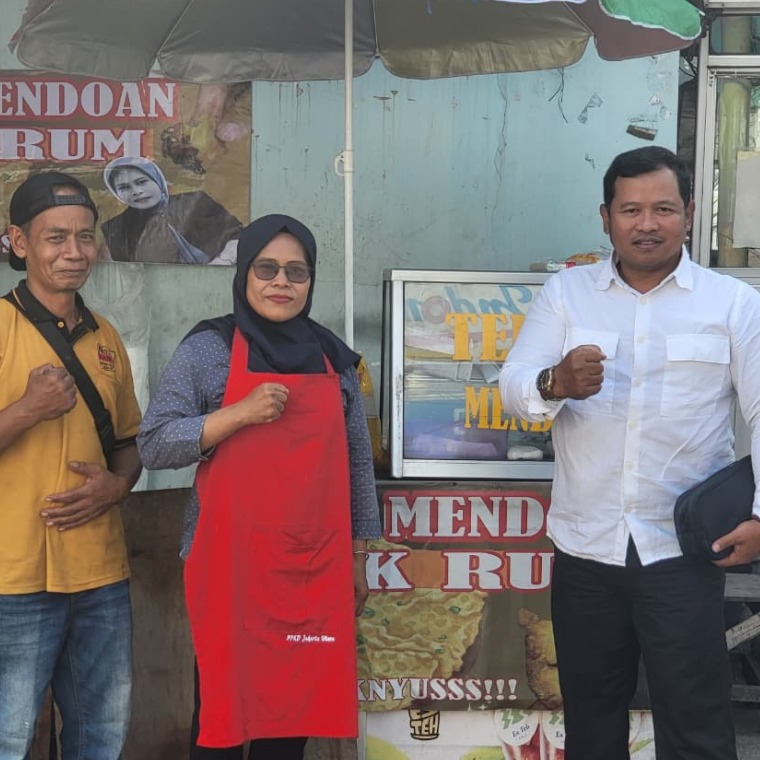 Ketua Umum HIPNUSA Aditya berdialog dengan Rumiyati, pemilik Warung Gorengan Mak Rum di Cilincing, Jakarta Utara, saat memberikan dukungan terhadap pengembangan UMKM.