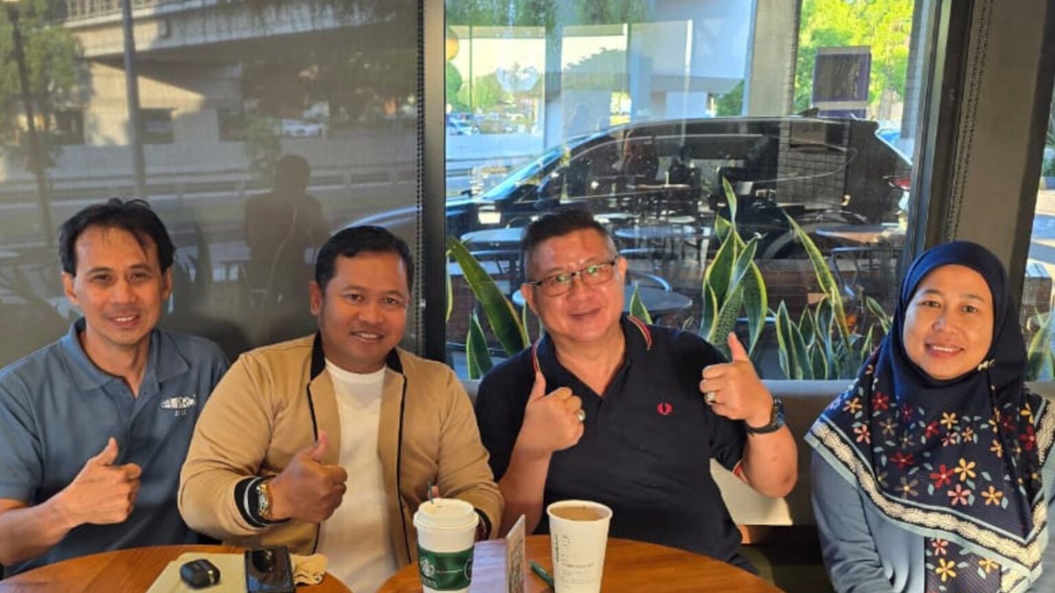 Aditya Prabowo bersama Prof. Dr. Ir. Redi Nusantara, M.M. saat membahas kolaborasi HIPNUSA dan Elpro Group dalam program pemberdayaan UMKM melalui inkubasi bisnis dan gotong royong di Salatiga.