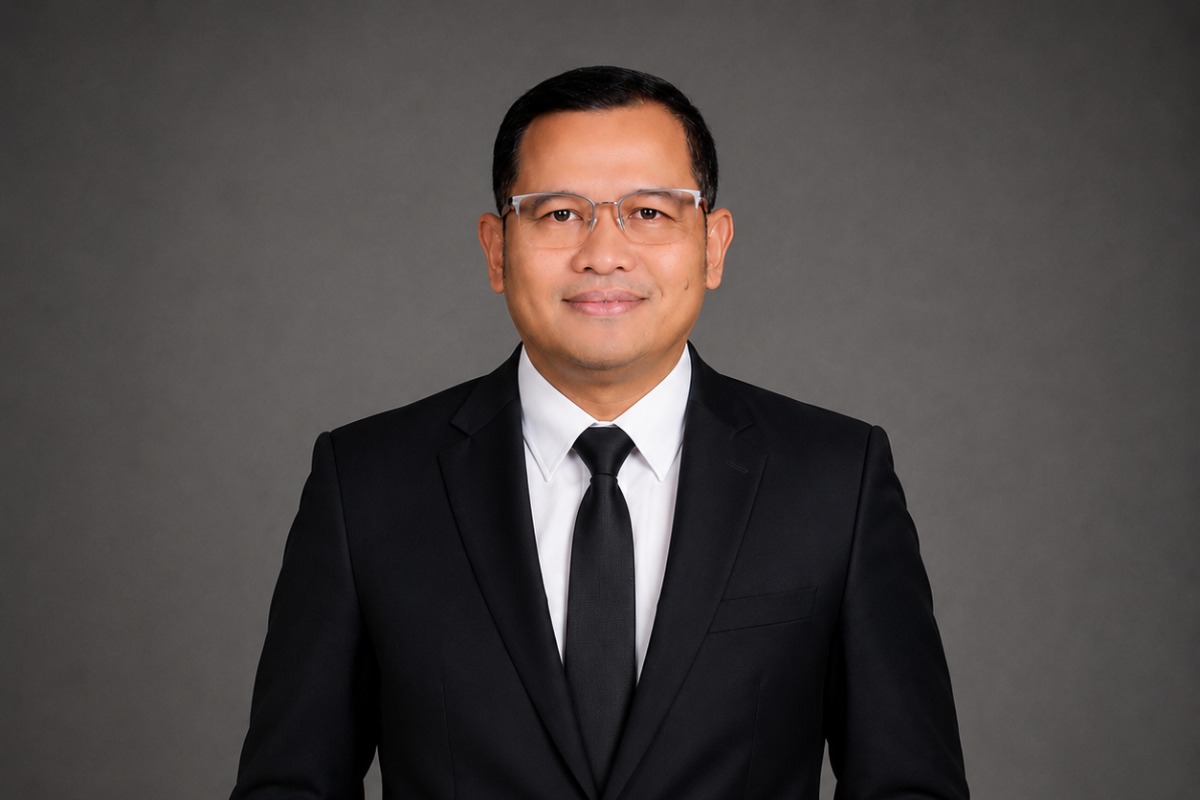 Seorang ayah dan ibu sedang memandang anak-anaknya belajar di rumah sederhana dengan penuh harapan, menggambarkan perjuangan keluarga dan makna syukur yang diwujudkan melalui ikhtiar.