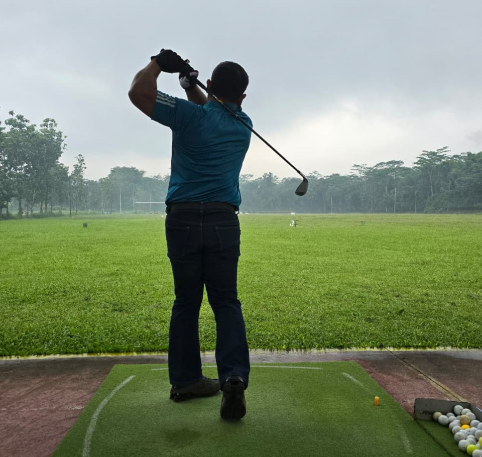 Ketua Umum Himpunan Pengusaha Nusantara (HIPNUSA) sedang berlatih golf di lapangan. Momen ayunan stik golf menjadi ilustrasi bahwa keberhasilan membutuhkan proses, latihan, kesabaran, dan tujuan yang jelas sebelum meraih kesuksesan dalam dunia usaha maupun kehidupan.