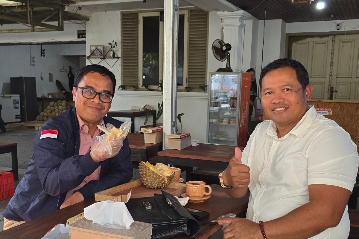 Ketua Umum Himpunan Pengusaha Nusantara (HIPNUSA) berdiskusi santai bersama Dr. Ing. Asnawi Manaf, S.T., dosen Universitas Diponegoro (UNDIP), di sebuah kedai durian sambil menikmati kopi pahit. Diskusi membahas tantangan Program FLPP, backlog perumahan Indonesia, pemberdayaan Masyarakat Berpenghasilan Rendah (MBR), serta pentingnya membangun ekosistem ekonomi melalui HIPNUSA, Akademi Entrepreneur HIPNUSA, dan Koperasi Gotong Royong HIPNUSA.