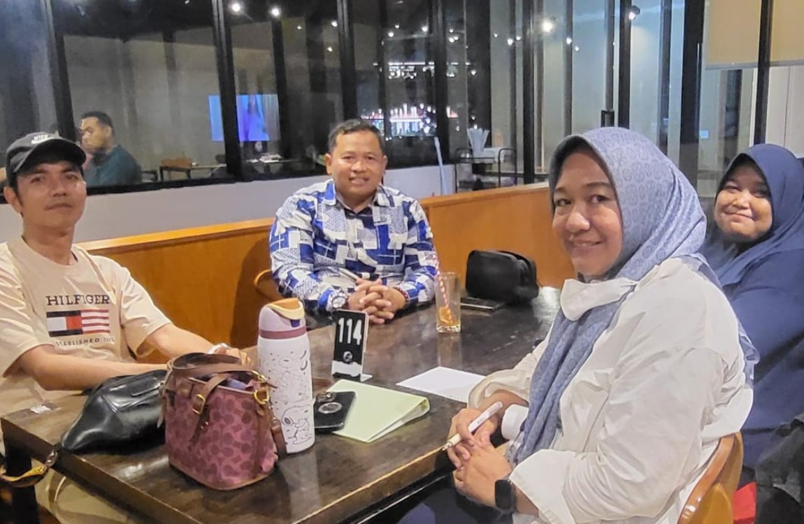 Aditya Ketua Umum HIPNUSA berdiskusi bersama Kepala Bidang Bisnis dan Investasi serta Wakil Kepala Bidang di sebuah kafe di Summarecon Bekasi mengenai arah organisasi, pengembangan UMKM, dan masa depan ekonomi Indonesia melalui kolaborasi pengusaha.