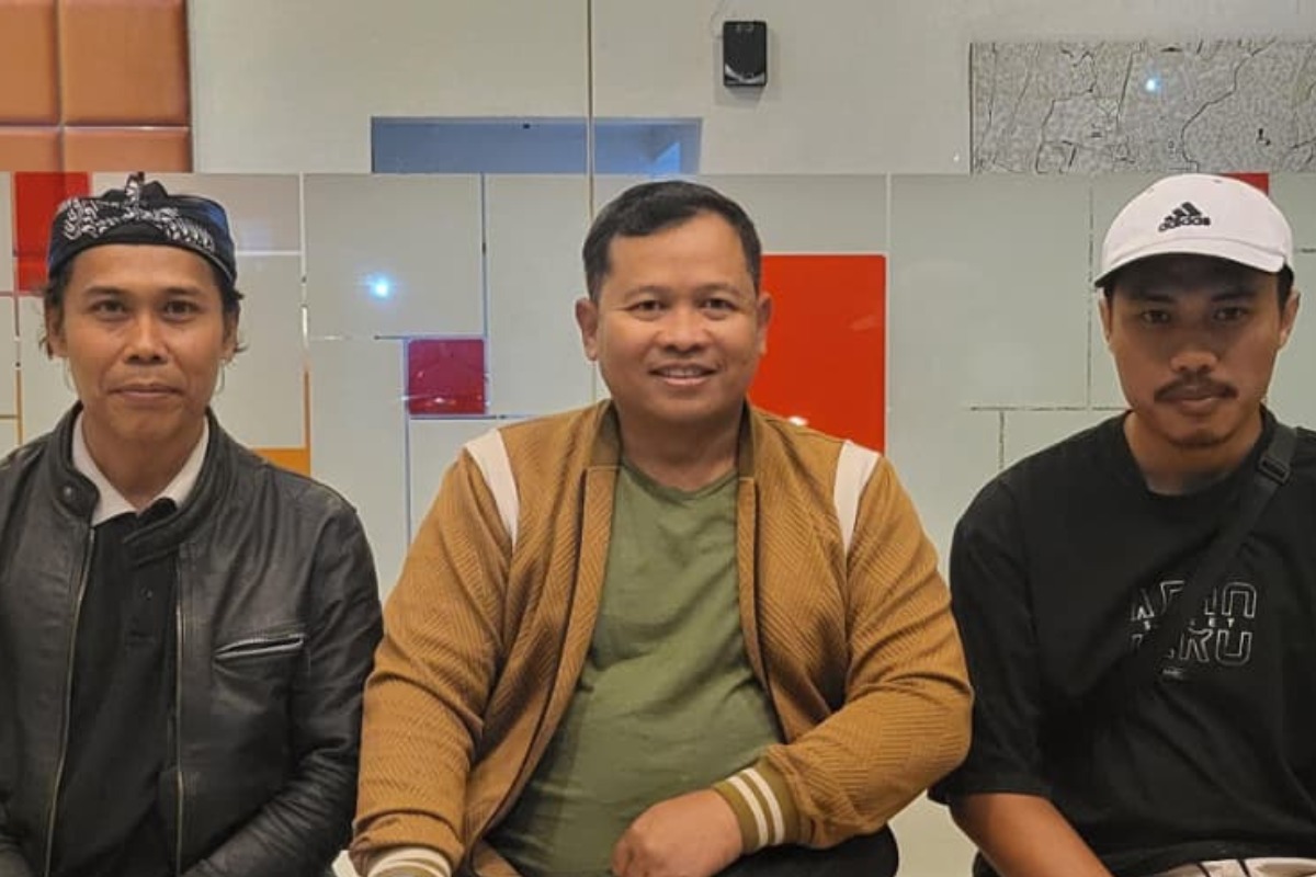 Ilustrasi suasana diskusi santai beberapa pengusaha di sebuah kafe pada malam hari sambil menikmati kopi dan membahas kolaborasi, gotong royong, serta pengembangan jaringan kewirausahaan.