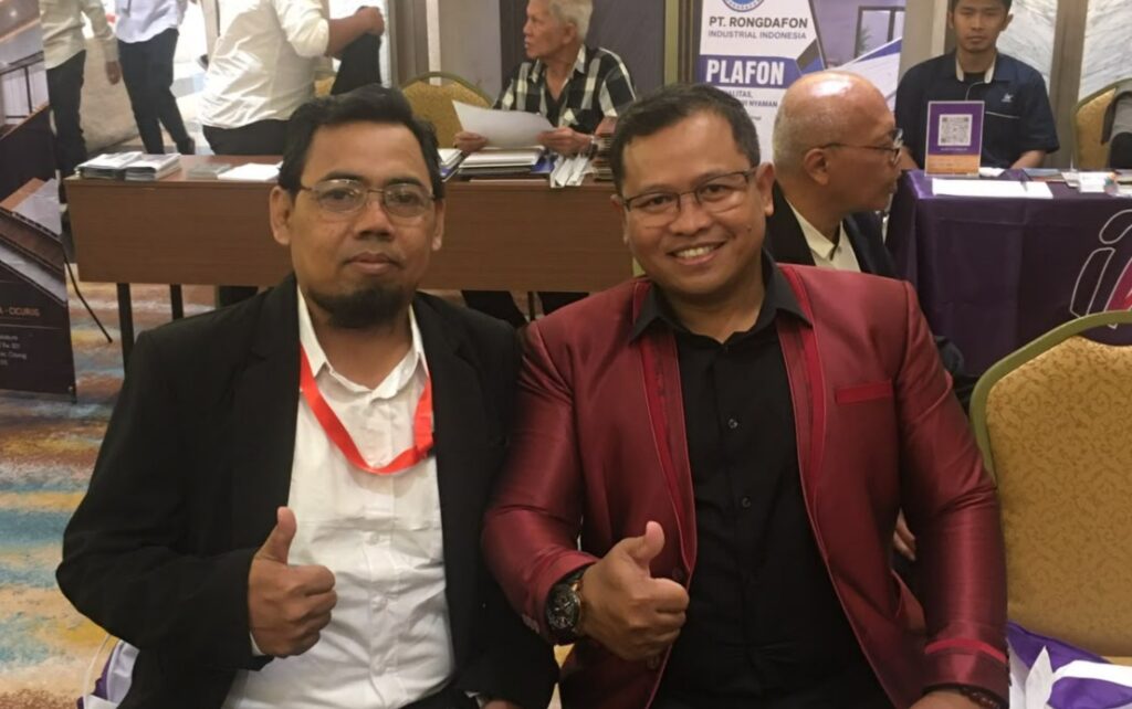 Ketua Umum HIPNUSA, Aditya, berjabat tangan dan berfoto bersama Kang Mardi, pelaku usaha kuliner, dalam sebuah acara Asosiasi Developer Properti sebagai simbol kolaborasi antara sektor kuliner, UMKM, dan properti untuk memperkuat perekonomian Indonesia.