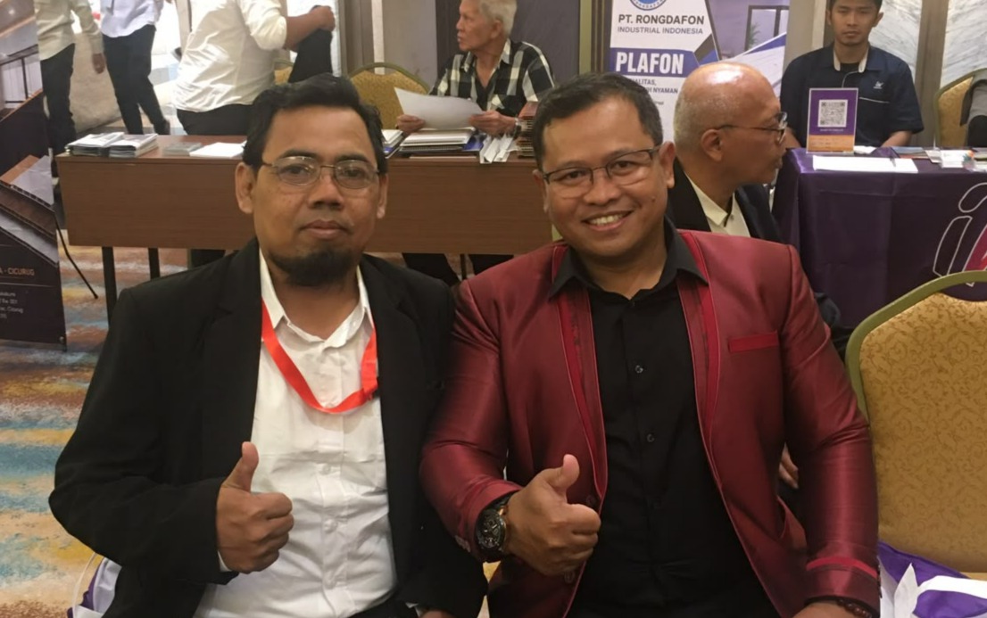 Ketua Umum HIPNUSA, Aditya, berjabat tangan dan berfoto bersama Kang Mardi, pelaku usaha kuliner, dalam sebuah acara Asosiasi Developer Properti sebagai simbol kolaborasi antara sektor kuliner, UMKM, dan properti untuk memperkuat perekonomian Indonesia.