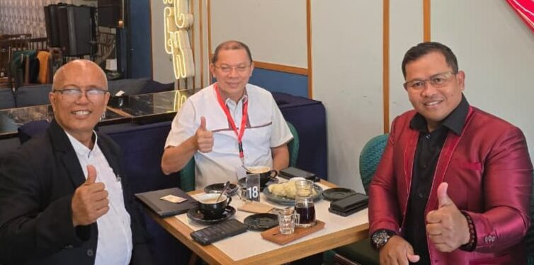 Ketua Umum HIPNUSA berdiskusi bersama dua sahabat pengusaha mengenai kolaborasi lintas sektor untuk membangun ekonomi gotong royong Indonesia.