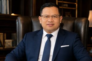 Aditya, Ketua Umum Himpunan Pengusaha Nusantara, menyampaikan refleksi motivasi tentang pentingnya berhenti menyalahkan keadaan, terus belajar dari pengalaman, dan naik kelas dalam kehidupan, bisnis, organisasi, serta keluarga.