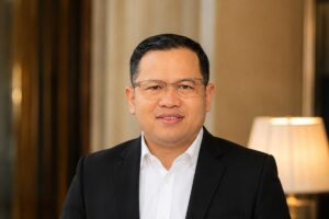 Foto Ketua Umum HIPNUSA Aditya menjelaskan program Warung Masakan Nusantara Gotong Royong sebagai solusi membangun usaha bersama bagi pelaku usaha mikro melalui semangat gotong royong.
