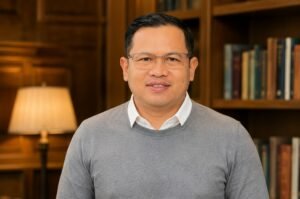Pria berdiri di persimpangan jalan antara kegagalan dan keberhasilan dalam perjalanan belajar bisnis properti