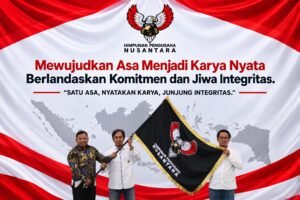 Foto kegiatan Himpunan Pengusaha Nusantara bersama pengurus membawa bendera organisasi dalam semangat membangun pengusaha Indonesia