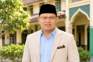 Muhammad Aditya Prabowo, Ketua Umum HIPNUSA, mengenakan peci hitam di lingkungan pondok pesantren dalam momentum Hari Santri Nasional.